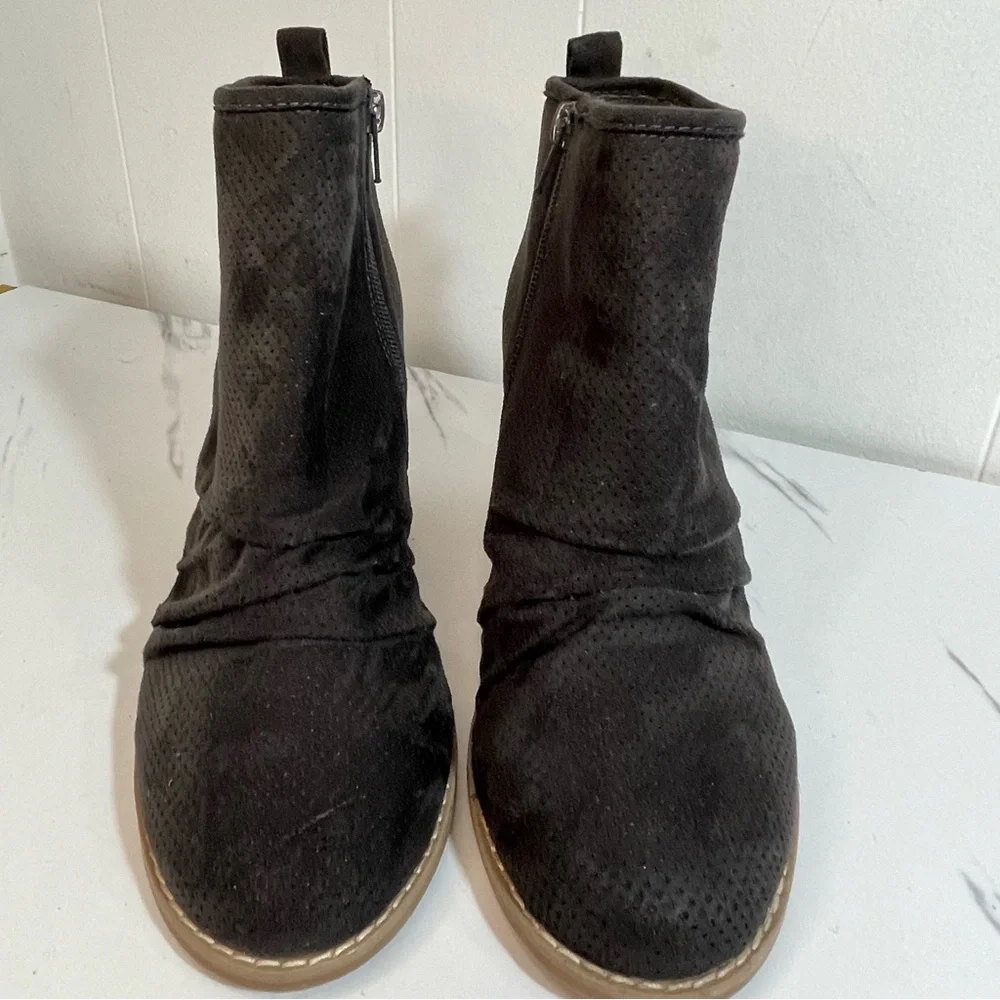 DV by Dolce Vita Black Perforated Suede Ankle Booties with Stacked Heel Sz 8